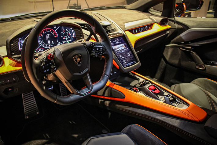 Là siêu xe thương mại đầu tiên của Lamborghini được trang bị hệ truyền động plug-in hybrid (PHEV), vì thế, Revuelto nhận được nhiều sự quan tâm, trong đó, siêu bò này dù vẫn dùng máy xăng V12 như các bản đàn anh nhưng lại nhẹ hơn 17 kg