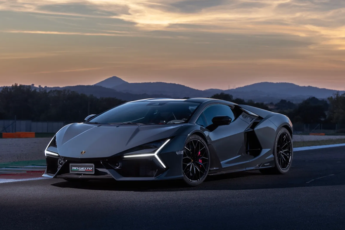 Đây là siêu xe thương mại đầu tiên của hãng Lamborghini có công suất tối đa vượt ngưỡng 1.000 mã lực.