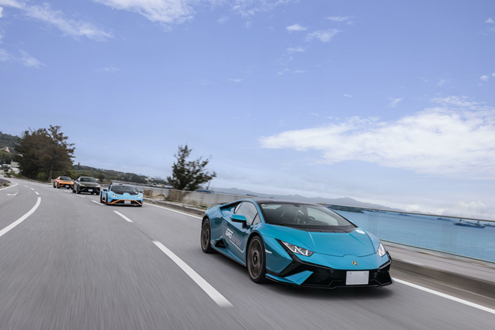 Năm nay, hơn 20 chiếc Lamborghini đã tập trung tại Okinawa với nhiều mẫu Lamborghini đa dạng như Huracan Sterrato, Urus Performanceante, siêu phẩm phiên bản giới hạn Countach LPI 800-4 và Huracan STO. Trong suốt hành trình, hơn 20 chiếc Lamborghini đã di chuyển tổng quãng đường khoảng 300km.