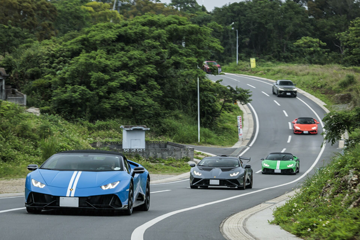Sự kiện Lamborghini Esperienza Giro là chuyến lái xe tham quan trong đó chủ sở hữu xe Lamborghini lái xe vòng quanh các địa điểm đẹp ở các quốc gia trên thế giới như Ý, Mỹ và Trung Quốc.
