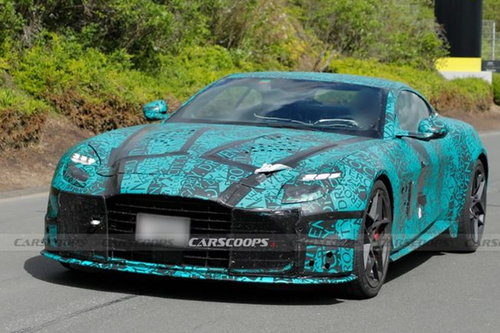Mẫu siêu xe Aston Martin Vanquish 2024 mới sẽ thay thế vị trí của DBS và trang bị động cơ V12 tăng áp kép hoàn toàn mới, sản sinh công suất 824 mã lực và mô-men xoắn 1.000 Nm. So với khối động cơ dùng trên DBS 770 Ultimate, động cơ mới mạnh hơn tới 54 mã lực và 100 Nm.