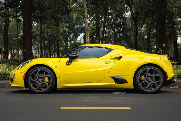 Theo tìm hiểu, biển số 51L-23459 trên Alfa Romeo 4C Launch Edition này được mang ra đấu giá vào ngày 06/01/2024, trong khoảng thời gian từ 14:15 đến 14:45, với mức trúng đấu giá 55 triệu đồng.