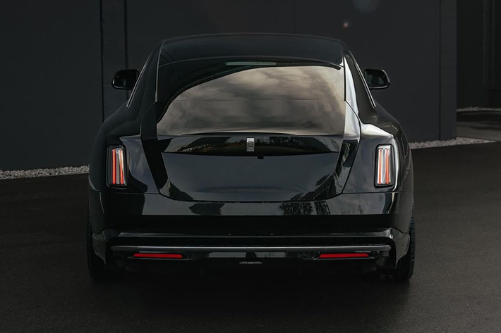 Trong khi đó, theo chu trình thử nghiệm của EPA tại Mỹ, Spectre có phạm vi hoạt động là 515 km. Rolls-Royce Spectre chạy điện còn được hỗ trợ công nghệ sạc nhanh hồi pin từ 10-80% trong 34 phút khi sử dụng bộ sạc DC 195 kW. Nếu thời gian gấp gáp, người dùng có thể bỏ chỉ 9 phút để hồi đủ năng lượng cho xe vận hành quãng đường 100 km.