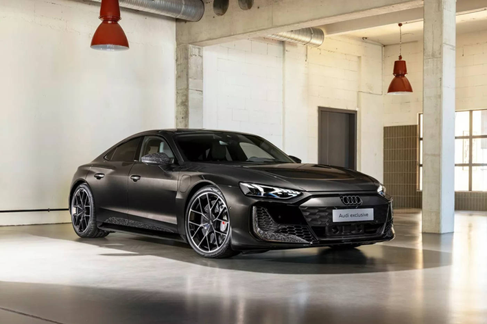 Audi đang trong quá trình chuẩn bị bàn giao những chiếc e-tron GT 2025 đời mới đến tay khách hàng. Để đánh dấu sự kiện này, hãng Đức đồng thời cho ra mắt phiên bản đặc biệt là Audi e-tron GT Arabica Gray 2025 mới được tạo nên bởi phân nhánh Audi Exclusive, với số lượng sản xuất giới hạn đúng 299 xe.