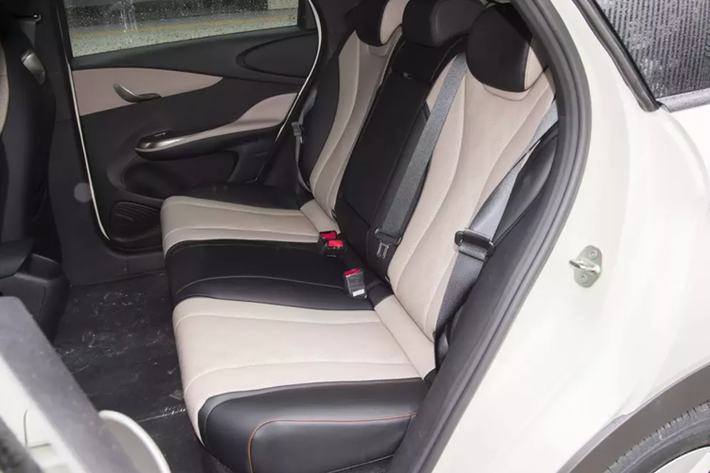 Về nội thất, BYD Dolphin Honor Edition nâng cấp chủ yếu các chi tiết như bổ sung giao diện sạc Type-C cho hàng ghế trước và nâng cấp sạc không dây 50 watt, ngoài ra hàng ghế trước sẽ được trang bị chức năng thông gió để cải thiện hơn sự thoải mái tổng thể.