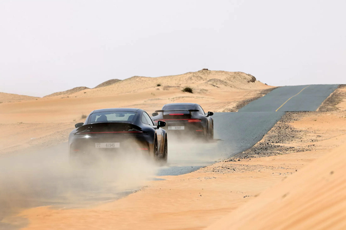Frank Moser, Phó Chủ tịch của bộ phận phụ trách các dòng xe thể thao Porsche 911 và 718 cho biết: “Lần đầu tiên trong lịch sử 61 năm của mẫu xe mang tính biểu tượng này, nó sẽ được lắp đặt hệ thống truyền động hybrid. Sự bổ sung với nhiều sáng tạo của chúng tôi sẽ khiến cho 911 trở nên năng động hơn nữa”.