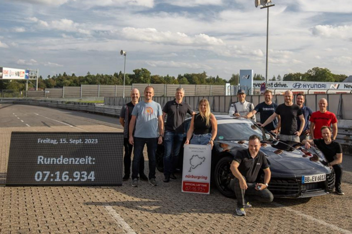 Porsche đã đưa những chiếc 911 với hệ thống hybrid này đi thử nghiệm khắp nơi trên thế giới, từ nơi lạnh cóng đến những vùng “nóng như thiêu đốt”. Tổng quãng đường thử nghiệm lên tới hơn 5 triệu km.