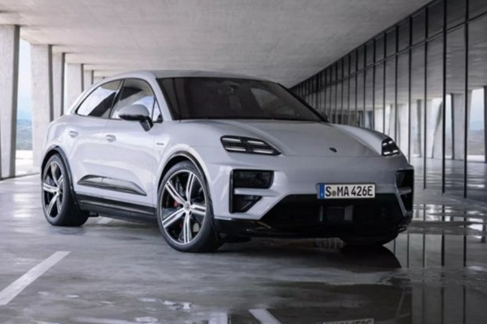 Porsche Macan EV 2024 mới đã chính thức được công bố ra mắt. Mẫu SUV hạng sang này hiện được phân phối với 2 phiên bản gồm: Macan 4 có giá khởi điểm 78.800 USD (khoảng 1,93 tỷ đồng) và bản Turbo tới 105.300 USD (tương đương 2,6 tỷ đồng), chưa bao gồm phí vận chuyển.
