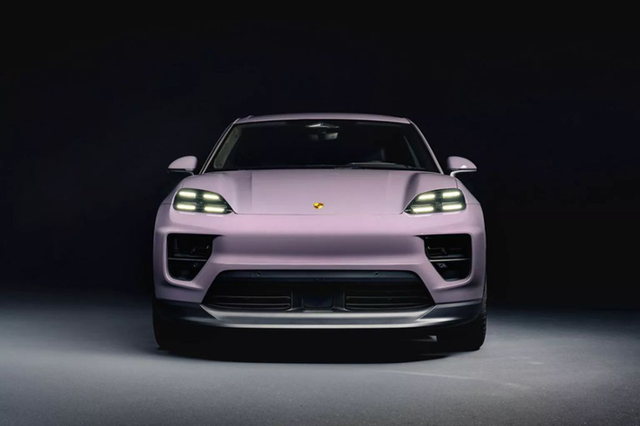 Ngay sau khi ra mắt, Porsche đã mở cổng đặt hàng trực tuyến Macan EV. Tương tự các mẫu xe khác của thương hiệu tới từ Stuttgart này, Macan đời mới được cung cấp với rất nhiều các tùy chọn nâng cấp cả về nội thất và ngoại thất.