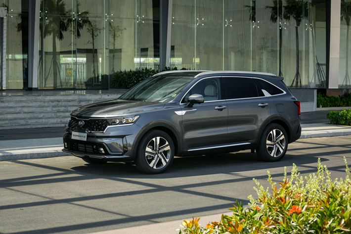 Kia Sorento giảm 20 – 60 triệu đồng Sorento hiện đang là mẫu xe được chia làm nhiều phiên bản nhất trong danh mục sản phẩm Kia tại Việt Nam với tổng cộng 17 phiên bản, gồm 13 phiên bản dùng động cơ đốt trong thuần túy và 4 phiên bản hybrid lai xăng-điện.