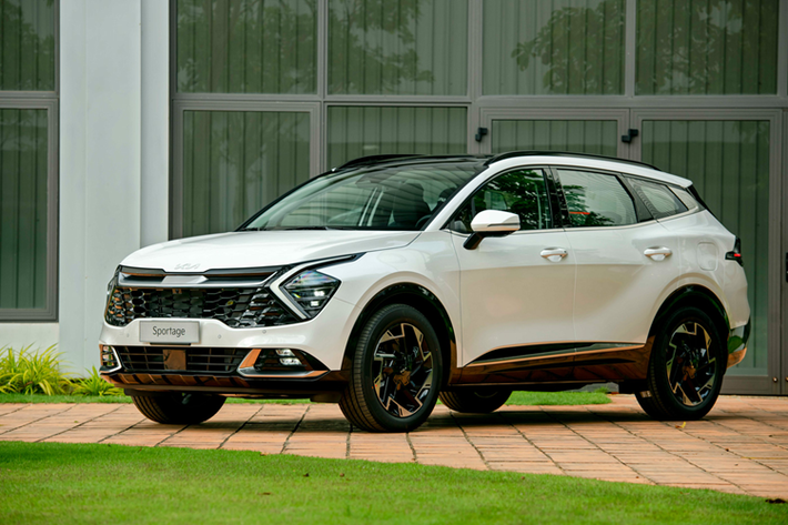 Kia Sportage giảm 50 triệu đồng Bên cạnh Kia Sorento, mẫu xe Sportage cũng được điều chỉnh giá giảm tới 50 triệu đồng so với cuối 2023.