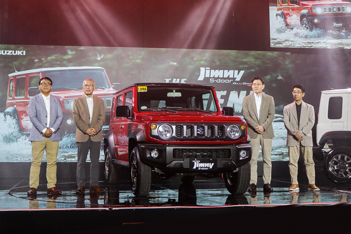 Suzuki Jimny 5 cửa 2024 đặt chân đến quốc gia đầu tiên thuộc Đông Nam Á là Singapore, khi được trưng bày trong khuôn khổ sự kiện Triển lãm Ô tô Singapore 2024 mới diễn ra gần đây, nhưng chưa công bố giá bán cụ thể.