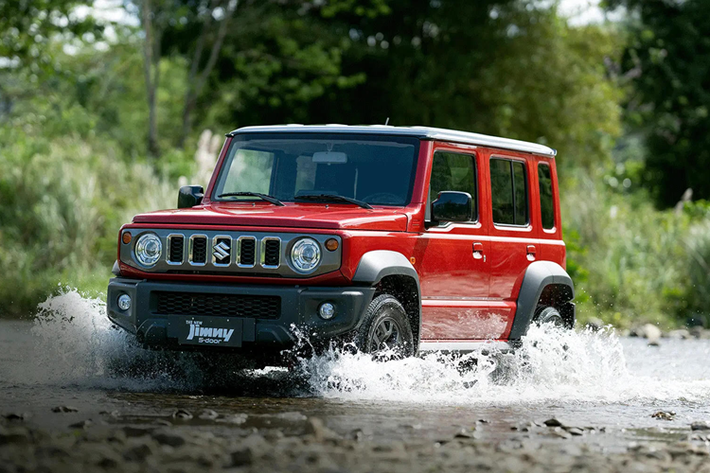 Suzuki Jimny bản 5 cửa vốn là sản phẩm thiết kế độc quyền cho thị trường Ấn Độ, ra mắt tại đây vào đầu năm 2023. Tuy nhiên công chúng đã đón nhận phiên bản này rất tích cực nên Suzuki quyết định mở rộng phạm vi các thị trường được bán Jimny 5 cửa ra thêm, bao gồm Nhật Bản, châu Phi, Nam Mỹ và Đông Nam Á.