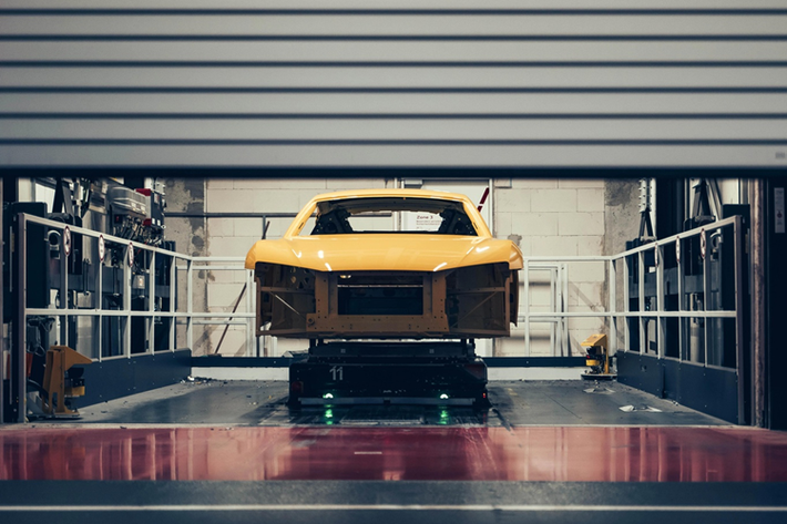 Nếu lựa chọn phiên bản Audi R8 cuối cùng này, mẫu xe sẽ được trang bị gói nâng cấp ngoại thất được làm bằng sợi carbon cùng bộ mâm xe đa chấu có kích thước 20 inch.