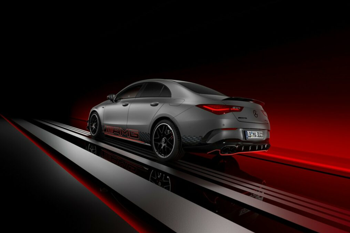 Mẫu sedan Mercedes-AMG CLA 45 S Edition 1 hiệu năng cao sở hữu thiết kế với ngoại thất bắt mắt nổi bật với màu sơn cá nhân hóa đặc biệt Manufaktur Mountain Grey Magno tương phản với các điểm nhấn màu cam sáng. Mẫu xe này cũng được trang bị các chi tiết của gói AMG và được trang bị bộ mâm xe 19 inch màu đen mờ cùng trang bị bộ cùm phanh màu đỏ.