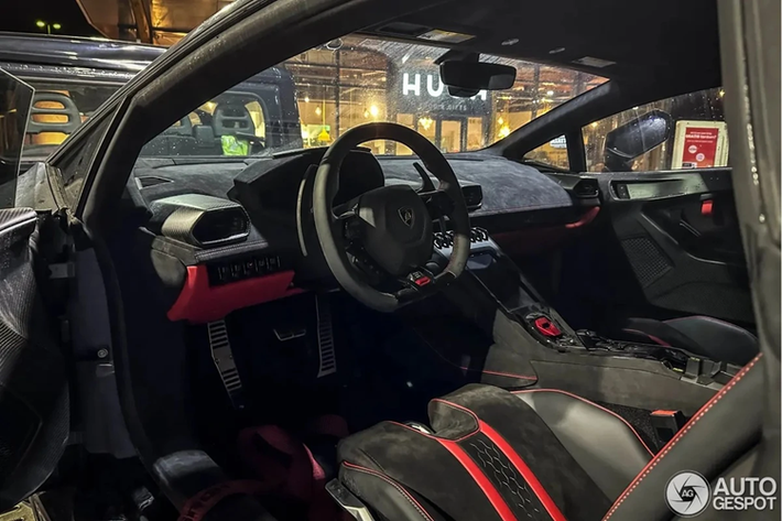 Nội thất của xe được bọc Alcantara màu đen Nero Ade với các họa tiết trang trí đỏ Rosso Mars. Hệ thống túi khí vẫn chưa bị kích hoạt.