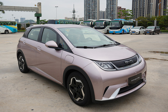 BYD đang là cái tên được giới truyền thông trong nước khá quan tâm, lý do là ông lớn của ngành công nghiệp sản xuất ôtô Trung Quốc sẽ ra mắt tại thị trường Việt Nam trong tháng 6 này, với 6 mẫu xe chính, trong đó, đã có 2 chiếc lộ ảnh xuất hiện là Seal và BYD Dolphin 2024 mới.