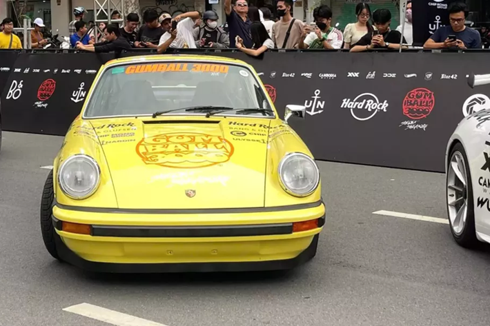 So với 911S tiêu chuẩn, Carrera 2.7 RS có động cơ 2.7 lít lớn hơn, nó là động cơ boxer 2.7 lít, với đường kính x hành trình piston là 90 mm × 70,4 mm tạo ra công suất 210 PS (154 kW; 207 mã lực) tại 6.300 vòng/phút và mô-men xoắn 255 N m tại 5.100 vòng/phút với hệ thống phun nhiên liệu cơ khí Bosch, hệ thống treo được sửa đổi và cứng hơn, phanh lớn hơn, bánh sau và cánh gió sau rộng hơn.