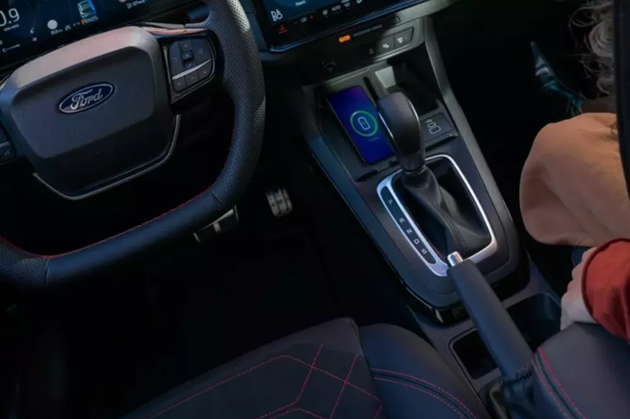 Thay đổi tiếp theo của Ford Puma 2024 là gói công nghệ an toàn chủ động ADAS nâng cấp. Gói này được bổ sung hệ thống kiểm soát hành trình thích ứng với tính năng Lane Centering và Predictive Speed Assist mới. Lane Centering là tính năng đưa xe vào giữa làn đường.