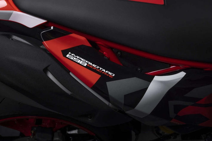 Với trọng lượng giới hạn 151 kg chưa tính nhiên liệu, Ducati Hypermotard 698 Mono đi kèm cập mâm hợp kim đúc gắn lốp Pirelli Diablo Rosso IV, có kích thước 120/70-17 ở phía trước và sau là 160/60-17.