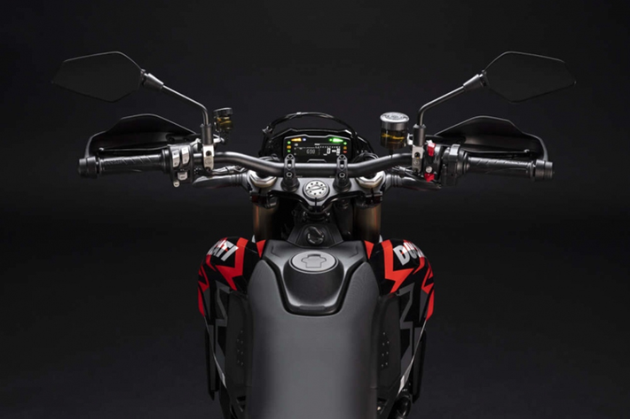 Ngoài ra, phần mềm Ducati Performance cho Ducati Wheelie Control cũng có sẵn dưới dạng tùy chọn. Bản mod này chỉ có thể được sử dụng với ống xả Ducati Performance Termignoni duy nhất trên đường đua mang lại cho Wheelie Assist, cho phép bánh xe kéo dài, sử dụng mô-men xoắn động cơ để kiểm soát góc.