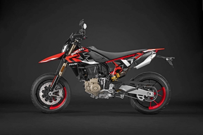 Ngoài ra, Hypermotard 698 Mono còn có 4 cấp độ phanh ABS. Đây là chiếc Ducati đầu tiên cung cấp chức năng này, tích hợp chức năng Slide-by-Brake thông qua việc sử dụng phanh sau để vào cua an toàn và có thể lặp lại khi trượt điện. Cấp độ 4 cung cấp khả năng can thiệp ABS đầy đủ, trong khi cấp độ 3 và 2 cho phép trượt trợ lực phía sau và cấp độ 1 chỉ cung cấp ABS ở phanh trước.