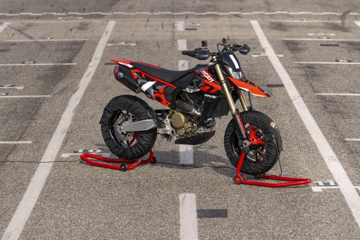 Đối với bộ thiết bị điện tử, mẫu xe môtô Ducati Hypermotard 698 Mono có phần mềm cho phép người lái ít kinh nghiệm hơn có thể lái xe như một tay đua Supermotard. Chiếc xe còn cung cấp bốn chế độ lái – Sport, Road, Urban and Wet và 3 chế độ động cơ.