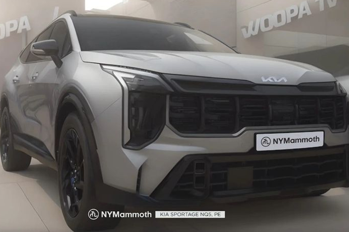 Mặc dù được ngụy trang khá kỹ nhưng mẫu Kia Sportage 2025 mới vẫn để lộ ra những đường nét thiết kế mới mang hơi hướng vuông vức hơn.