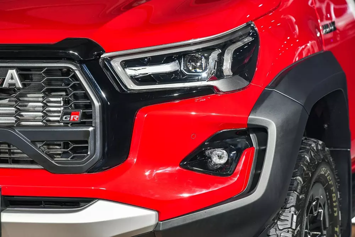 Ngoài ra, Toyota Hilux Revo GR Sport Wide Tread 2024 còn được cải tiến thiết kế ở những khu vực như lưới tản nhiệt, cản trước, thanh thể thao trên thùng sau và ốp cua lốp.