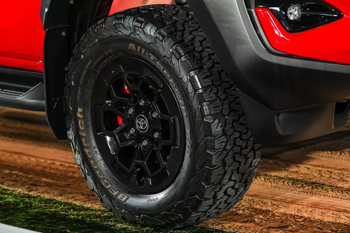 Ngay cả hốc bánh của xe cũng rộng hơn để phù hợp với cái tên Wide Tread. Theo đó, hốc bánh của xe rộng hơn 140 mm ở phía trước và 155 mm ở đằng sau.