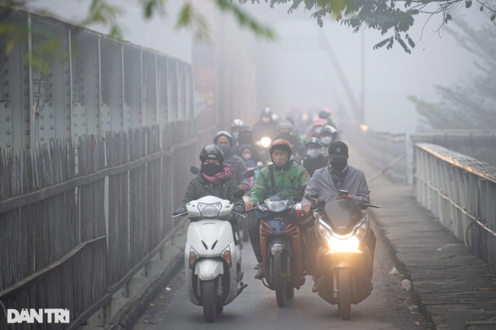 Người dân lưu thông trên cầu phải bật đèn pha chiếu sáng do hạn chế tầm nhìn (Ảnh: Mạnh Quân).