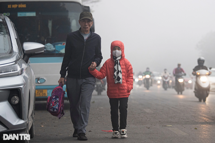Người dân miền Bắc sẽ trải qua ngày 23 tháng Chạp trong thời tiết đặc trưng của mùa xuân là mưa phùn, trời rét về đêm và sáng sớm. Tình trạng nồm ẩm có thể gây khó chịu, một số nơi sẽ hửng nắng về chiều (Ảnh: Mạnh Quân).