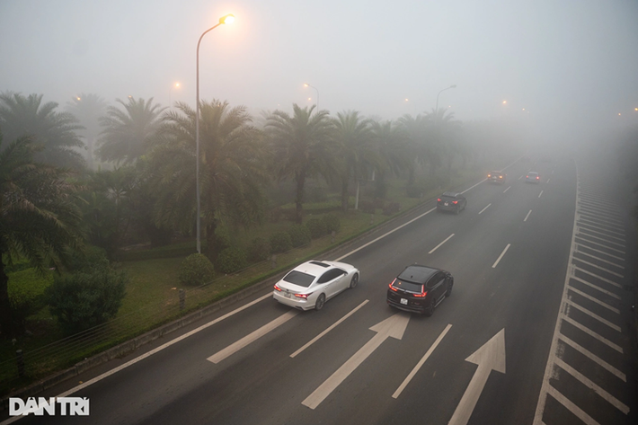 Đại lộ Thăng Long mờ mịt trong làn sương dày đặc, các phương tiện di chuyển chậm do tầm nhìn hạn chế (Ảnh: Thành Đông).