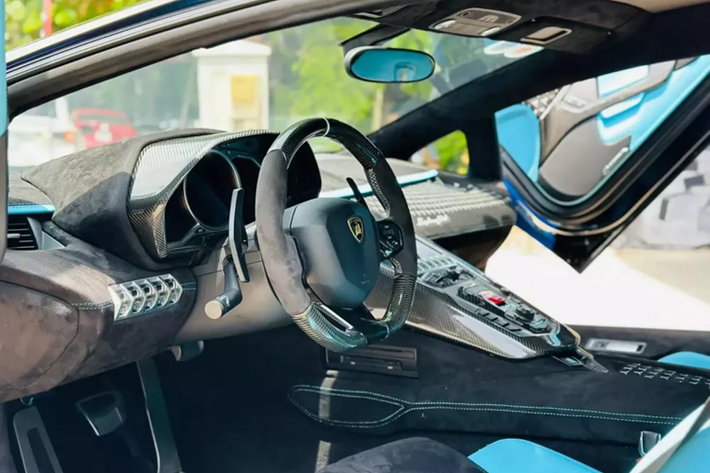Được biết, chủ nhân đầu tiên của xe Lamborghini Aventador Limited Edition 50 đã tốn 3 tỷ đồng cho gói độ này, 1 số tiền khá khủng, có thể mua được các xe thể thao, SUV hạng sang.