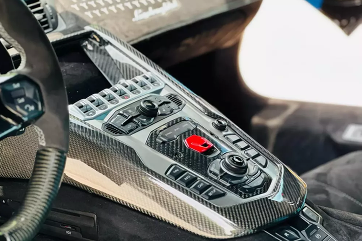 So với bản tiêu chuẩn, hãng độ Liberty Walk đã mang đến ngoại hình hiếu chiến hơn cho Lamborghini Aventador Limited Edition 50 nhờ bộ body kit thân rộng đặc trưng của thương hiệu, với các vòm bánh xe rộng được cố định bằng đinh tán, cánh gió đuôi khổng lồ, nắp capô carbon mới cùng việc thêm rất nhiều chi tiết carbon cho ngoại thất.