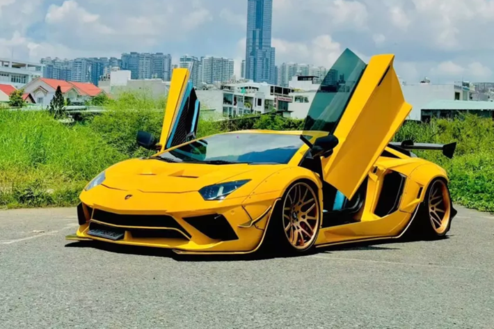 Theo tìm hiểu, chiếc xe Aventador này không phải đơn giản, vì được trang bị gói độ thân rộng Lamborghini Aventador Limited Edition 50 của hãng Liberty Walk.