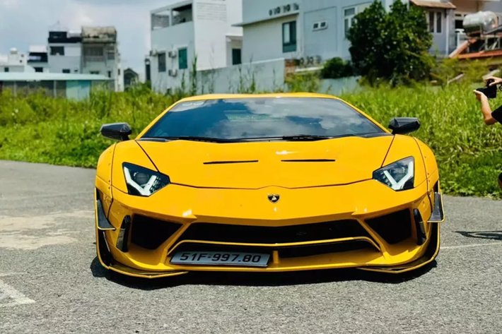 Mới đây, trên mạng xã hội đã lan truyền hình ảnh 1 chiếc siêu xe Lamborghini Aventador màu vàng nổi bật, màu sơn vàng này cũng là 1 trong các màu quốc dân trên các siêu xe Lamborghini.