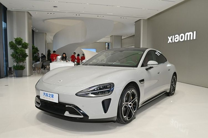 Trong một sự kiện được tổ chức vào tối ngày 28/3, Xiaomi đã công bố ra mắt mẫu xe điện đầu tiên của thương hiệu mang tên Xiaomi SU7 2024 mới. Buổi lễ ra mắt được đích thân nhà sáng lập kiêm CEO Xiaomi - Lei Jun chủ trì, diễn ra trong vòng 2 tiếng và thu hút sự quan tâm của đông đảo các đơn vị truyền thông và người tiêu dùng.