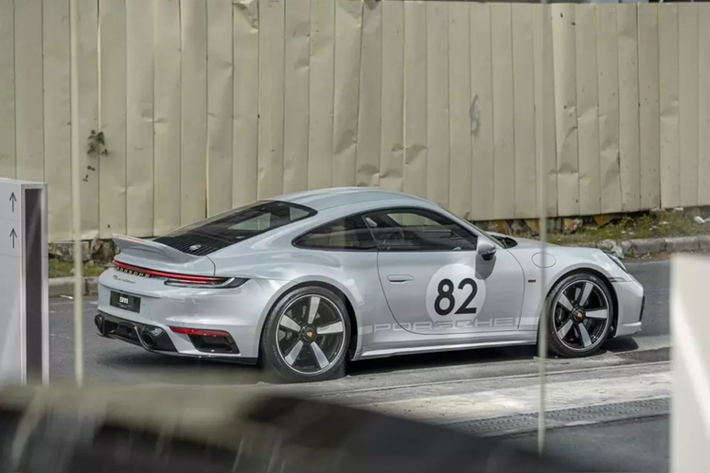 Ngoài chiếc xe Porsche 911 Sport Classic 2023 ra, trong garage của Cường Đô la còn có siêu xe mui trần đẹp mắt đó là Ferrari SF90 Spider. Bên cạnh nhiều mẫu xe khác như Bentley Continental GT V8 bản 70 năm, Range Rover đời mới, Mercedes-Maybach S450 2022...