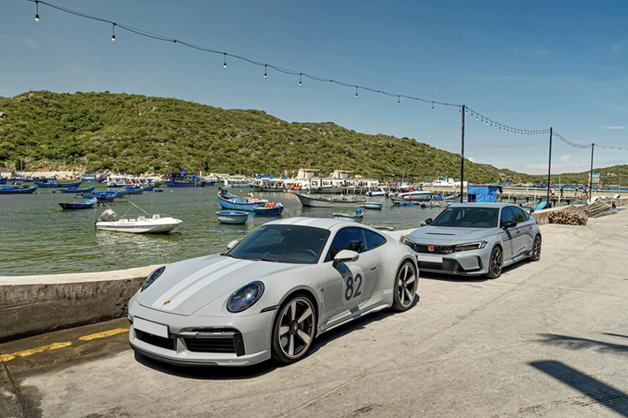 Chiếc xe thể thao giới hạn Porsche 911 Sport Classic mà Cường Đô la có ý định mang phượt từ Sài Gòn đi châu Âu trong năm nay sở hữu khối động cơ 6 xy-lanh, dung tích 3.8 lít, tăng áp kép sản sinh công suất tối đa 542 mã lực và mô-men xoắn cực đại 600 Nm.