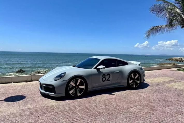 Porsche 911 Sport Classic của Cường Đô la mang số thứ tự 1.202/1.250 xe được sản xuất, ghép với con số 82 được sơn 2 bên cửa với vòng tròn màu trắng làm điểm nhấn, ta sẽ có được ngày tháng năm sinh của chồng Đàm Thu Trang, 12/02/82, 1 cách chơi số rất thú vị. Giá xe Porsche 911 Sport Classic 2023 chính hãng tại Việt Nam từ 19,22 tỷ đồng.