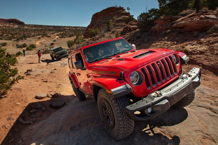 Mức giá xe Jeep Wrangler Rubicon 392 Final Edition 2024 niêm yết 99.995 USD (khoảng 2,5 tỷ đồng) và sẽ chỉ 3.700 chiếc được sản xuất. So với Wrangler Rubicon 392 của các năm trước đây, bản đặc biệt Wrangler Rubicon 392 Final Edition có sẵn nhiều tiện ích độc quyền.