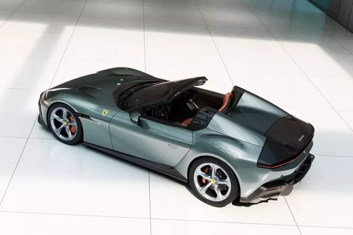 Chỉ biết rằng tại thị trường nước ngoài, Ferrari 12Cilindri có giá 395.000 euro (tương đương khoảng 10,78 tỷ đồng) cho bản coupe và 435.000 euro (khoảng 11,87 tỷ đồng) đối với bản mui trần, vì thế, nhiều khả năng Ferrari 12Cilindri sẽ có giá trên 40 tỷ đồng khi cập bến Việt Nam.