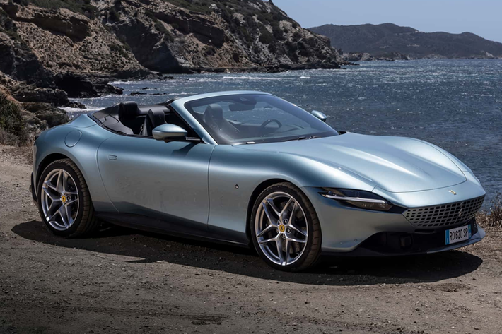 Mẫu Ferrari Roma Spider mui trần động cơ đặt giữa 2+ trang nhã với mui mềm đã giành được giải Red Dot: Best of the Best về thiết kế. Ngoài ra tại khuôn khổ Red Dot Awards, hai mẫu xe khác của Ferrari cũng được vinh danh chính là SF90 XX Stradale và KC23.