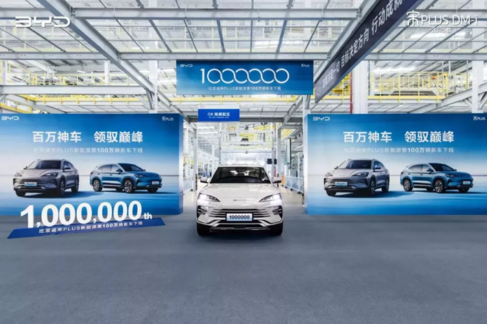 BYD của Trung Quốc vừa mới vào thị trường nước ta - đã chính thức công bố sản xuất dòng xe năng lượng mới BYD Song Plus thứ 1.000.000. Dòng xe BYD Song Plus New Energy bao gồm các phiên bản chạy hoàn toàn bằng điện và hybrid (DM-i) của BYD Song Plus.