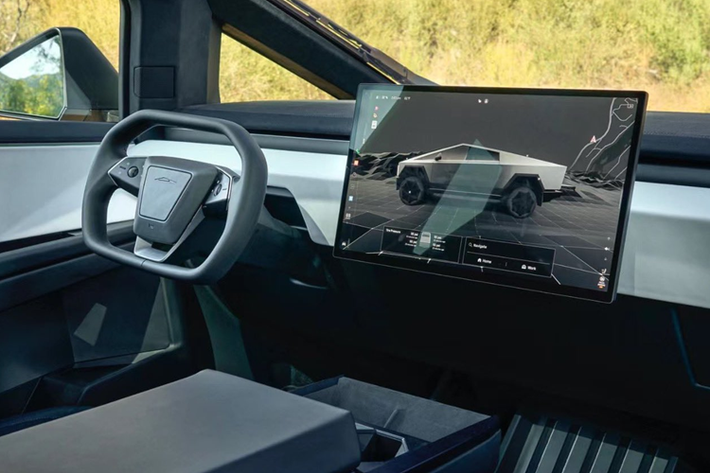 Trước đó, Minh Nhựa cũng từng rất hào hứng chia sẻ về việc mua siêu xe Mercedes-AMG GTR Pro màu trắng, nhưng khổ nỗi xe về Việt Nam, lý do nào đó đã khiến đại gia này bỏ xe, sau đó, xe được vận chuyển đến 1 garage xe khác ở Sài thành, vài ngày sau, đã xuất hiện trong biệt thự của ông Đặng Lê Nguyên Vũ.