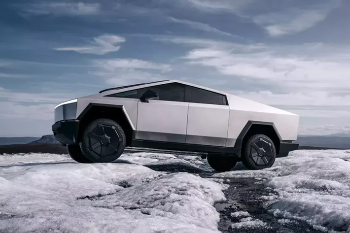 Ngoài thiết kế ngoại thất vuông thành sắc cạnh như xe đến từ tương lai, Tesla Cybertruck còn được trang bị thùng sau dài 1.828 mm và rộng 1.219 mm. Theo ông Musk, thùng sau của xe không cần đến lót thùng như xe bán tải thông thường.