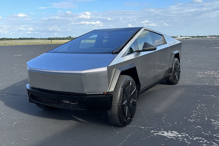 Chưa hết, Tesla Cybertruck 2024 còn được trang bị kính cường lực có khả năng ngăn vỡ tốt hơn. Hãng Tesla khẳng định kính sẽ không vỡ ngay cả khi va chạm với một quả bóng chày ở vận tốc 112 km/h.