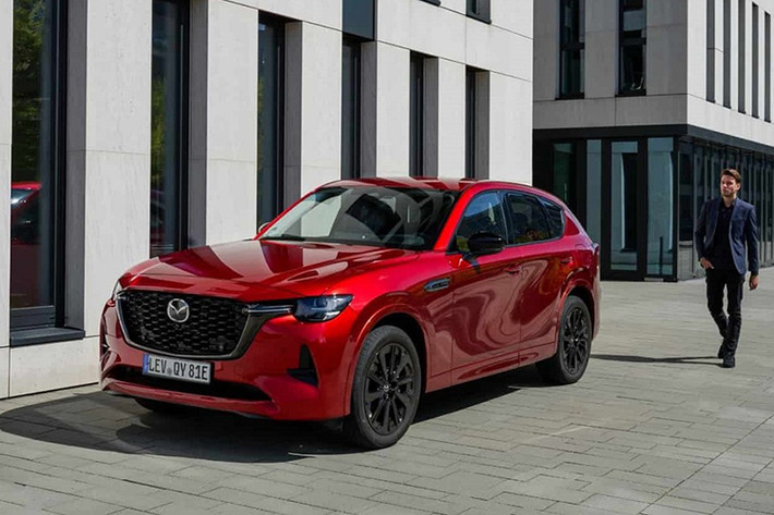heo đó, nhiều khả năng mẫu xe SUV Mazda CX-80 sẽ có trang bị động cơ giống CX-60, bao gồm cả tùy chọn plug-in hybrid dựa trên thiết kế nắp nhiên liệu ở bên hông xe. CX-80 là sự thay thế choT CX-8 và CX-9 đã ngừng sản xuất (đối với một số thị trường) vào năm 2023.