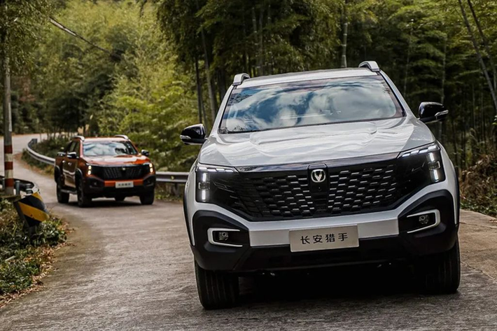 Changan đã chính thức ra mắt mẫu xe bán tải Hunter với tổng cộng 8 phiên bản. Mẫu bán tải Changan Hunter EREV 2024 mới lần đầu tiên được trưng bày tại Triển lãm ôtô Quảng Châu vào năm ngoái và được hãng khẳng định rằng đây là mẫu xe bán tải điện tầm xa đầu tiên trên thế giới.